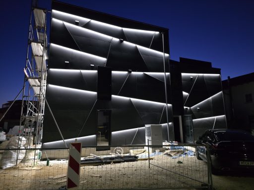 Ostseite mit Bauzaun, ungedimmt